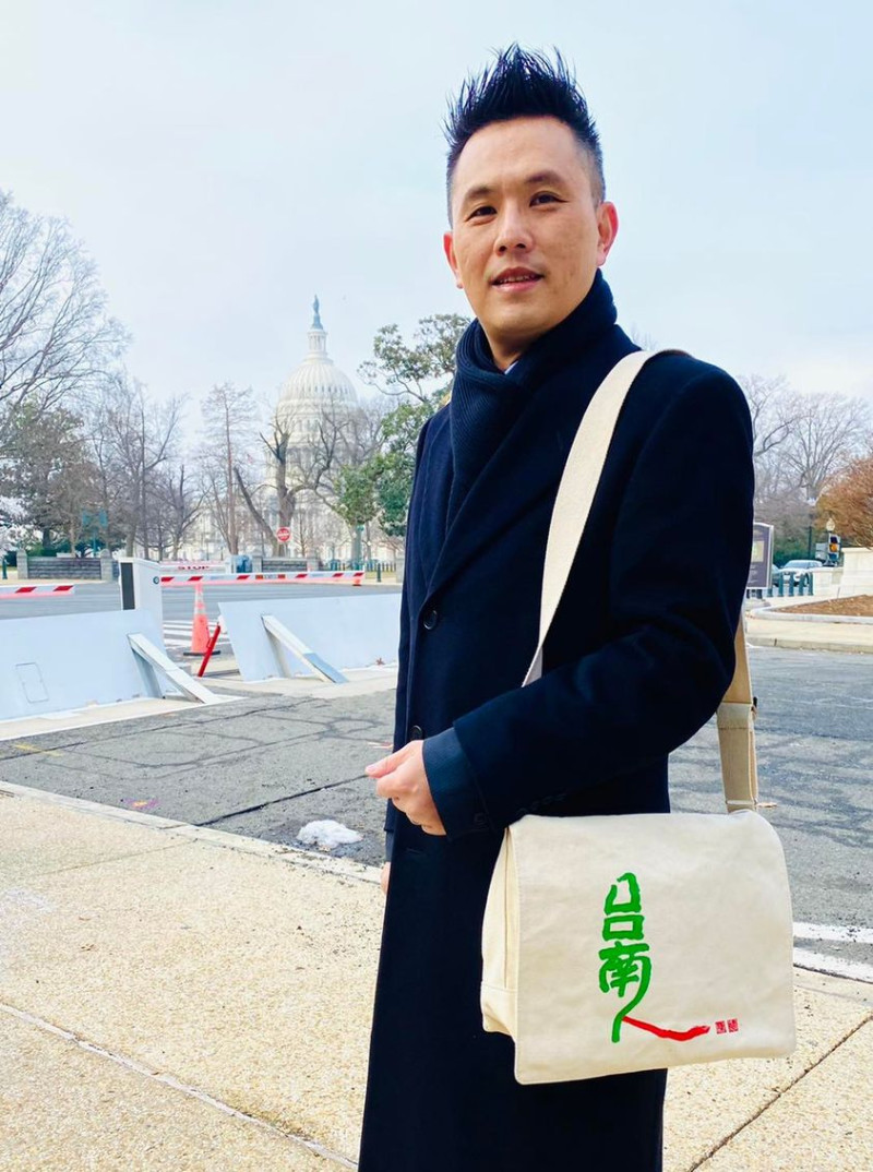 陳以信最近訪美時，就已帶著這個「台南人」書包，展現競選台南市長的決心。   圖 : 翻攝自陳以信臉書