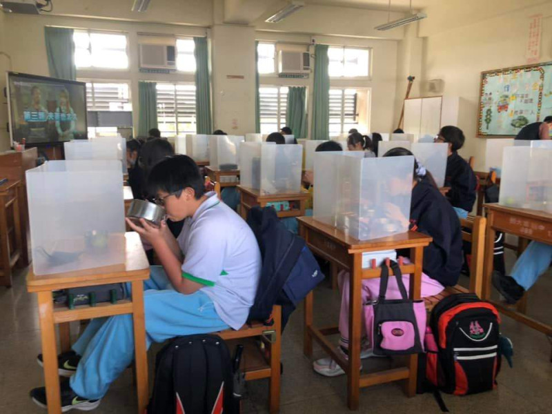 今天開學日，嘉義地區中小學學生吃營養午餐，全面使用防疫隔板。   圖：嘉義市大業國中/提供