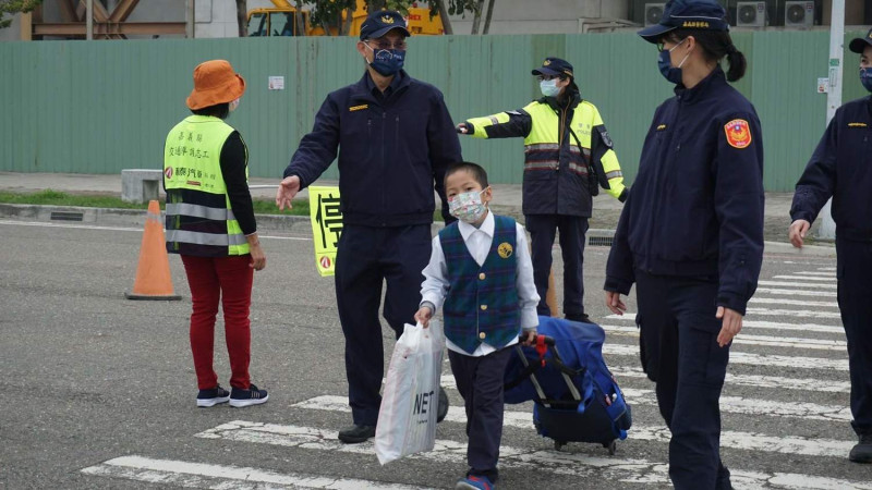 今天開學日，嘉義縣警局動員警力保護學童上學。   圖：嘉義縣政府/提供