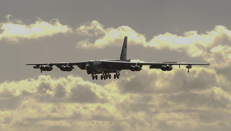 執行「轟炸機特遣隊行動」支持北約盟國，美國空軍一組B-52H「同溫層堡壘」戰略轟炸機前進部署英國的費爾福皇家空軍基地(RAF Fairford)。   圖：翻攝 Aircraft Spots推特