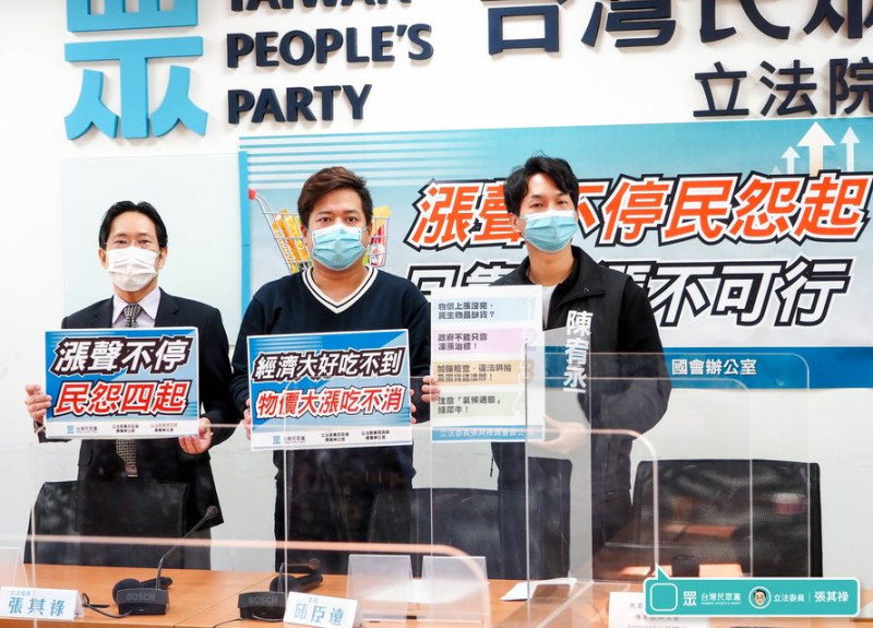 張其祿(左)今早與邱臣遠(中)、陳宥丞(右),共同召開記者會。 圖:翻攝自張其祿臉書
