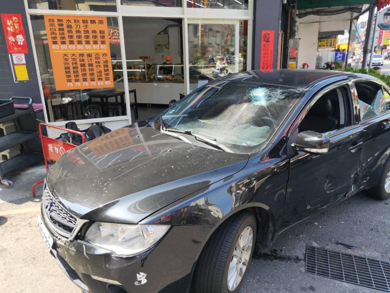 台中市今發生一起街頭喋血事件，疑似發生行車糾紛，一名男子手遭砍傷。   圖：翻攝自記者新聞網粉專