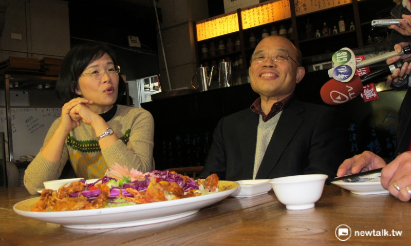 民進黨前主席蘇貞昌以挾菜為例戲稱，挾菜可以分配資源。   圖：林朝億/攝