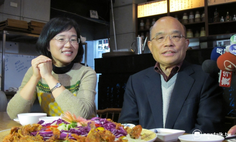 前行政院長蘇真昌與新科立委蘇巧慧5日在新北鶯歌邀請媒體餐敘。   圖：林朝億/攝