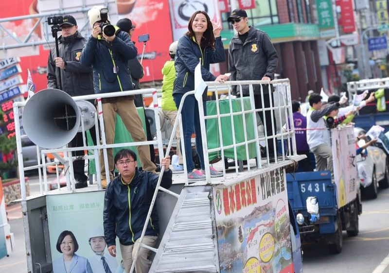 總統當選人蔡英文5日在臉書貼出幕僚在她今年一月大選掃街時監控全場的照片。   圖：蔡英文臉書