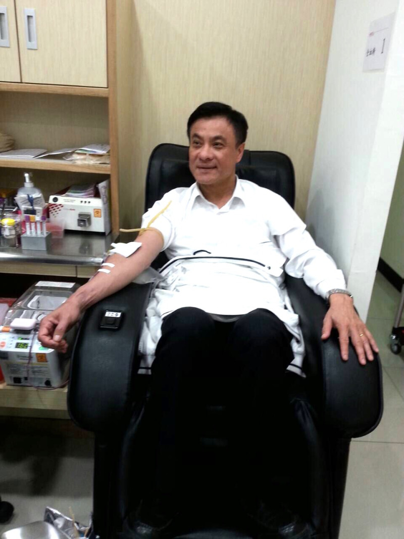 立法院長蘇嘉全6日上午親自到屏東捐血站捐血，並呼籲民眾踴躍捐輸。   圖：立法院長室提供