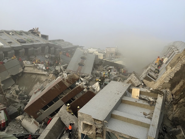 美濃強震，台南市永康區維冠大樓倒塌。台南市政府7日估計，還有103人被壓在較難救援A、G兩棟大樓。   圖片來源：達志影像/路透社