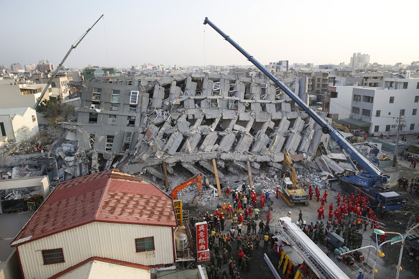 高雄美濃6日凌晨發生規模6.4強震，造成南台灣地區災情嚴重，其中台南維冠金龍大樓因整棟倒塌，死傷最為嚴重。   圖片來源：達志影像/美聯社
