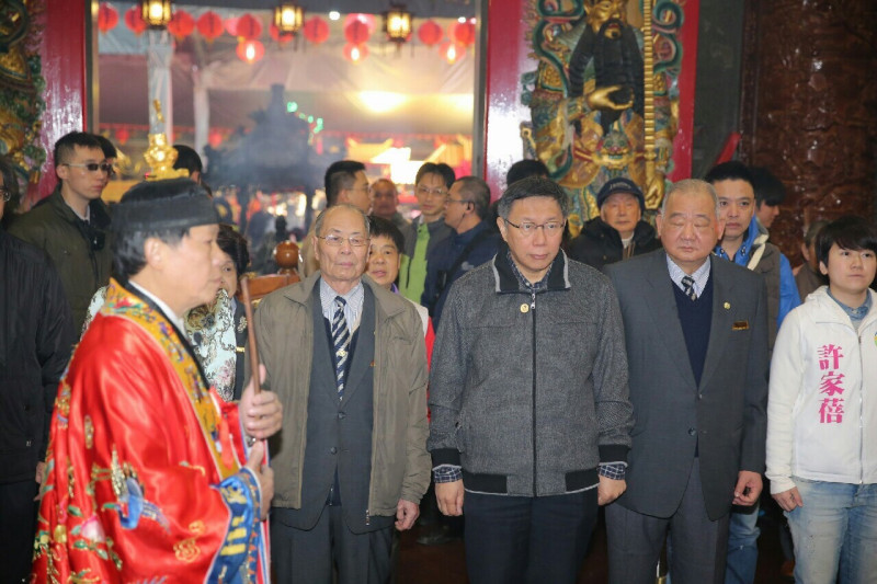 台北市長柯文哲8日上午前往松山奉天宮參拜。   圖：台北市政府提供
