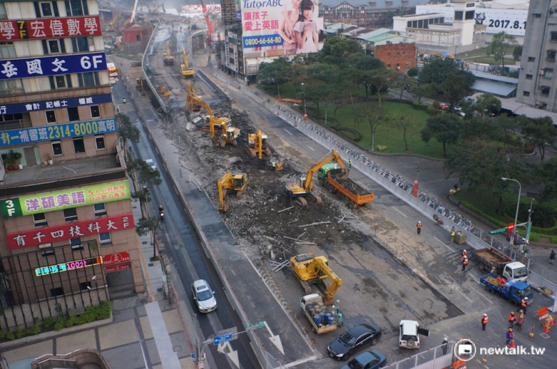台北市工務局8日上午表示，忠孝橋引橋拆除作業實際拆除進度達 32.79 %，整體施工進度大幅超前。   圖：新頭殼資料照片