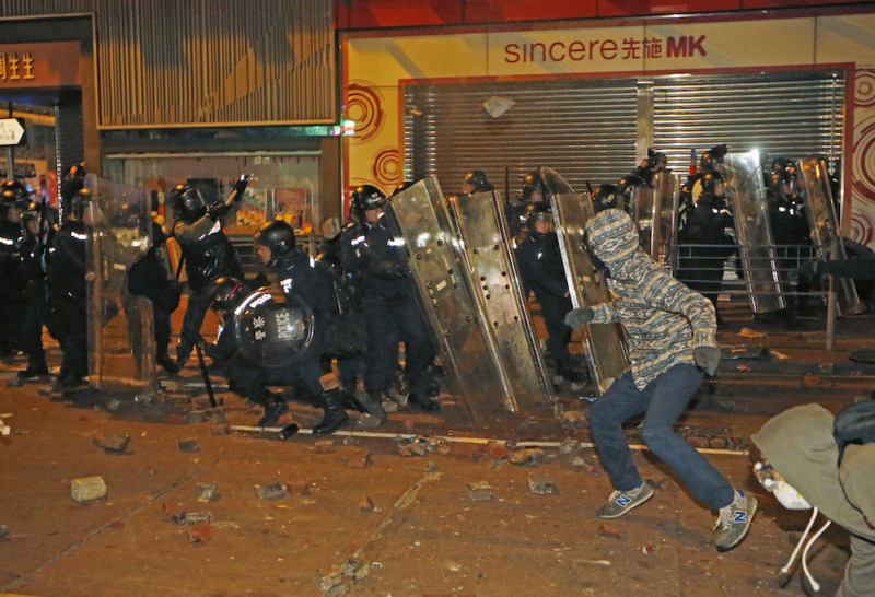 香港民眾8日晚間至9日凌晨與警方發生激烈衝突，共有24人被捕，並被香港政府定調為「暴徒騷亂」。   圖片來源：達志影像/美聯社