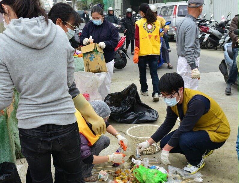 總統當選人蔡英文10日在臉書貼出志工投入救災的照片。   圖片來源：蔡英文臉書