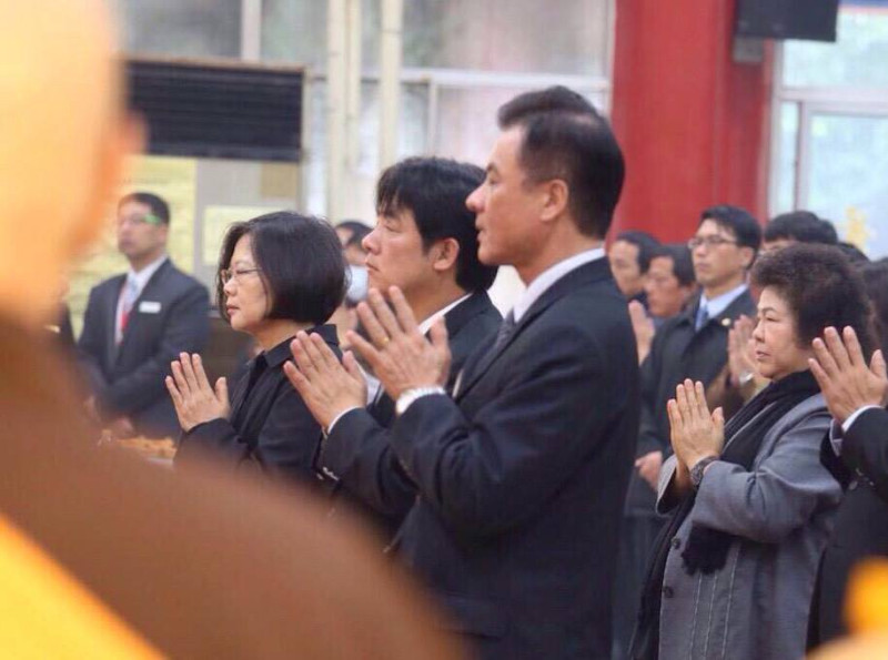 12日一早參加完台南地震法會的準總統蔡英文在臉書PO文表示，「今天是台南震災的第七天，也是罹難者頭七的日子。祈求生死兩安，願逝者安息，生者節哀。」   圖：翻攝蔡英文臉書