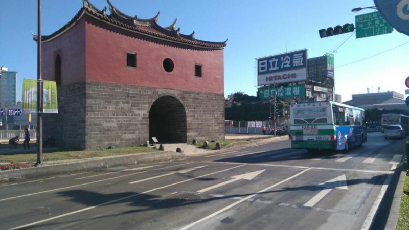 台北市忠孝橋引橋在6天內完成拆除，13日上午恢復忠孝西路全線通車。   圖：工務局提供