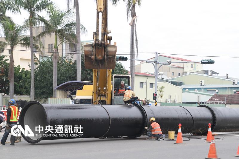 台南市維冠大樓倒塌造成自來水管線受損，自來水公司在永康區崑大路設置明管應急 工程增援送水。   圖：中央社資料照片