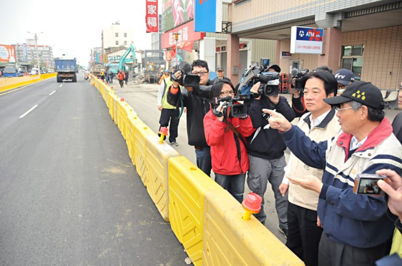 台南市長賴清德（右二）15日上午率市府同仁，視察搶修後恢復通車的永大路。   圖：翻攝賴清德臉書