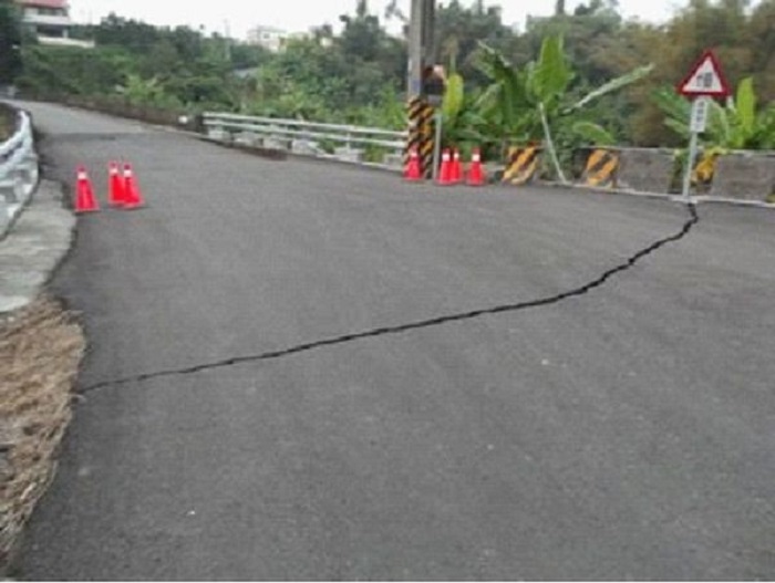 美濃地震造成橋梁損害嚴重。圖為內門墩仔腳橋出現橫斷橋面龜裂。   圖： 高市養工處提供