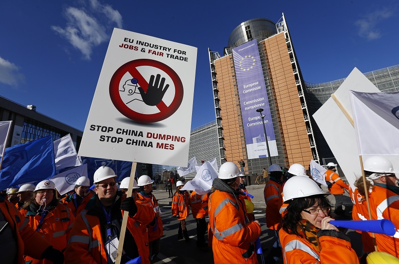 來自歐洲各地約5000名鋼鐵工人15日走上街頭，抗議中國鋼鐵低價傾銷威脅工作權。   圖片來源：達志影像/路透社