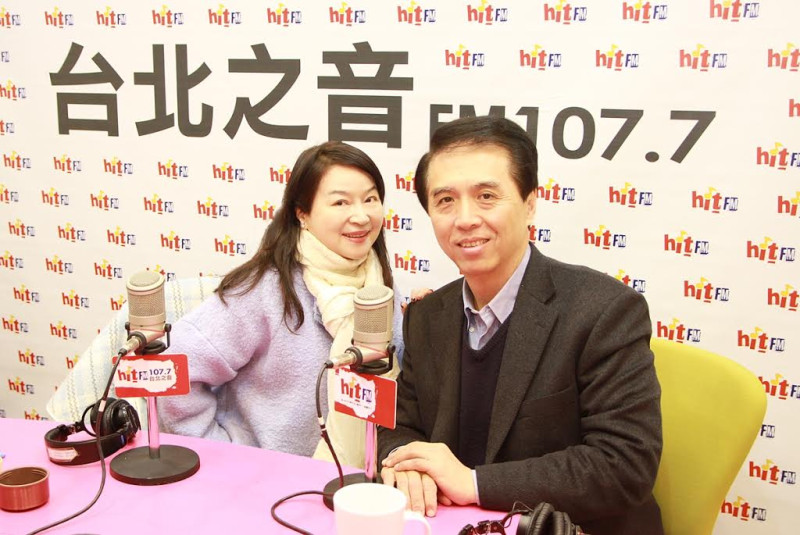 國民黨黨主席參選人、立委陳學聖（右）16日接受Hit FM《蔻蔻早餐》專訪。   圖：Hit Fm台北之音提供