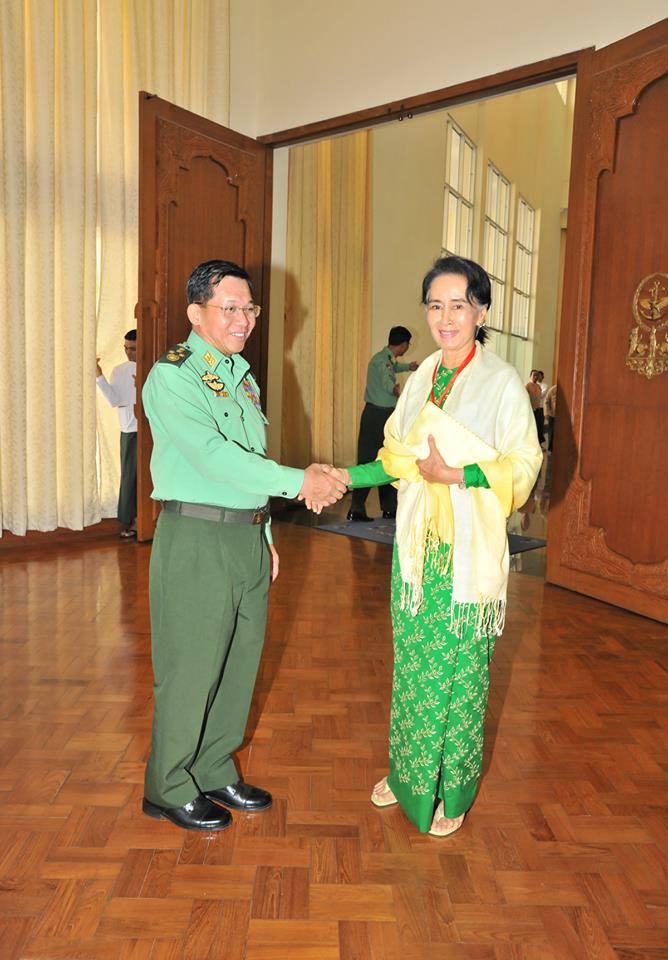 翁山蘇姬（右）在領導全國民主聯盟贏得緬甸大選後，曾拜會國防軍總司令敏昂萊。   圖：翻攝敏昂萊臉書