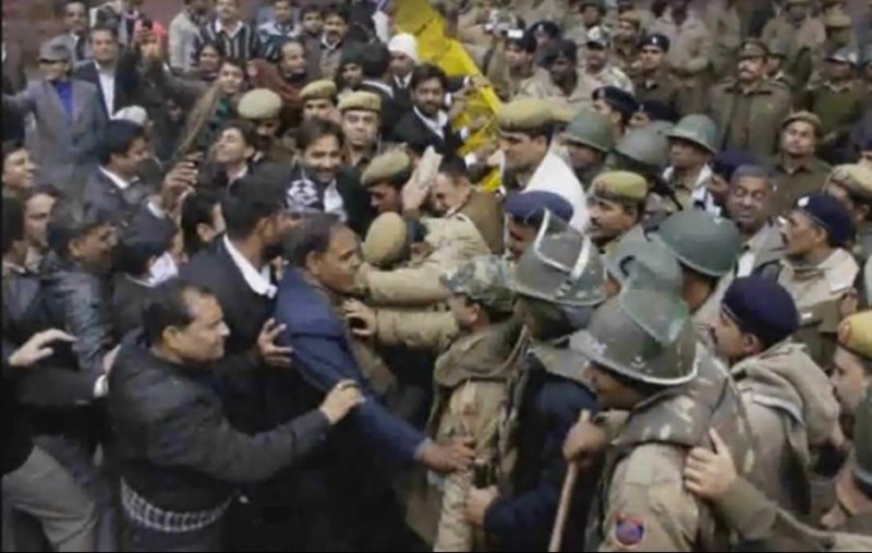 印度至少18所大學加入示威，抗議警方逮捕左翼學生領袖，雙方劍拔弩張。   圖：翻攝One India News