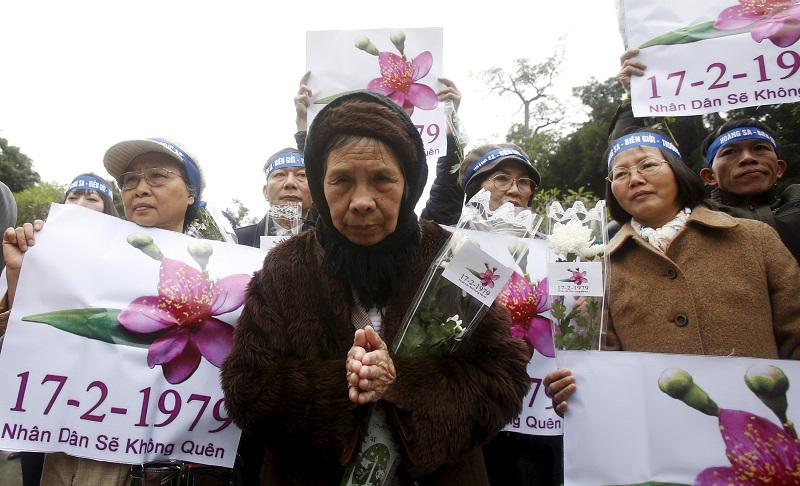 為紀念37年前越南與中國之間短暫卻血腥的戰爭，百餘名越南民眾在河內「自發性」發起紀念活動，高喊「反中」口號。   圖片來源：達志影像/路透社