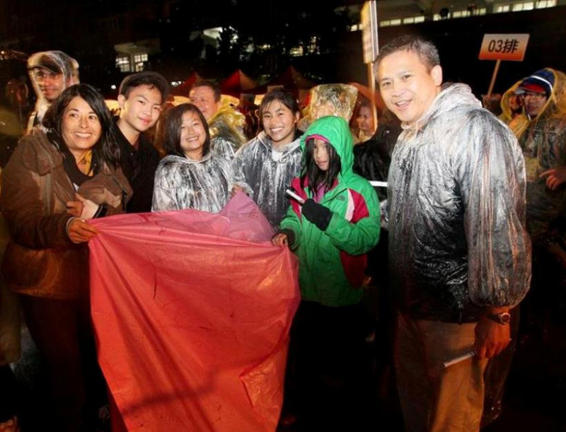 美國在台協會（AIT）處長梅健華（Kin W. Moy）18日在臉書上PO出一篇與家人同遊新北市平溪區放天燈的貼文，向台灣民眾獻上祝福。   圖:翻攝AIT臉書