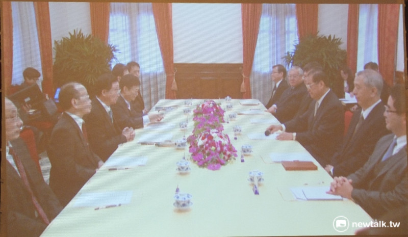 新舊政府19日舉辦首次交接會議，會議現場直播給媒體拍照。   圖：翁嫆琄/攝