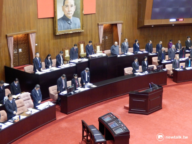 立法院19日開議，在立法院長蘇嘉全帶領下，為台南震災默哀1分鐘。   圖：符芳碩/攝