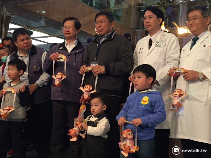 台北市長柯文哲19日前往馬偕醫院發送今年元宵節提燈給民眾。   圖：劉奕霆/攝