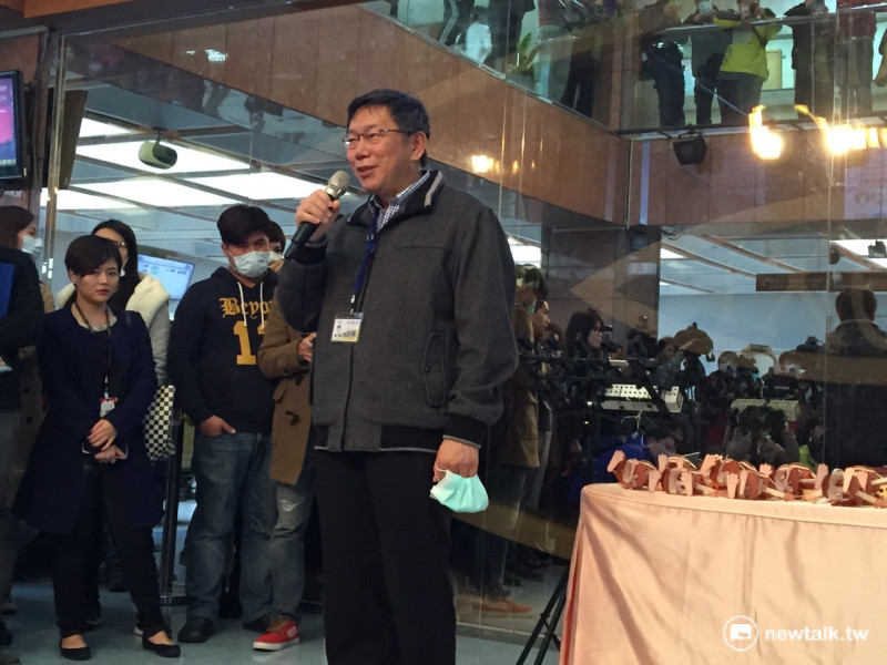 台北市長柯文哲19日前往馬偕醫院發送今年元宵節提燈給民眾。      圖：劉奕霆/攝