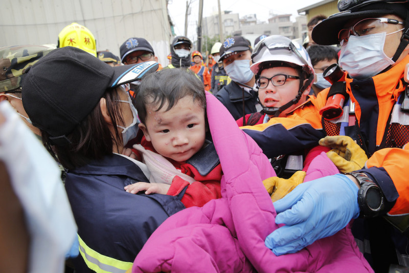 美濃強震，震毀許多人的家園，奪走117條人命，圖為美濃地震發生後，一名孩童被搜救隊救出。   圖：達志影像/美聯社資料照片