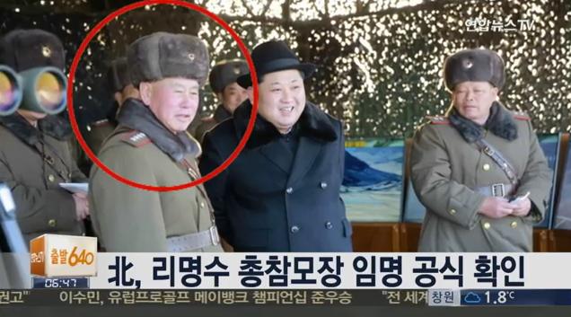 韓國電視台報導，朝鮮最高領導人金正恩（中）參觀朝軍訓練，由人民軍參謀總長李明秀（圓圈處）陪同。   圖：翻攝연합뉴스 TV