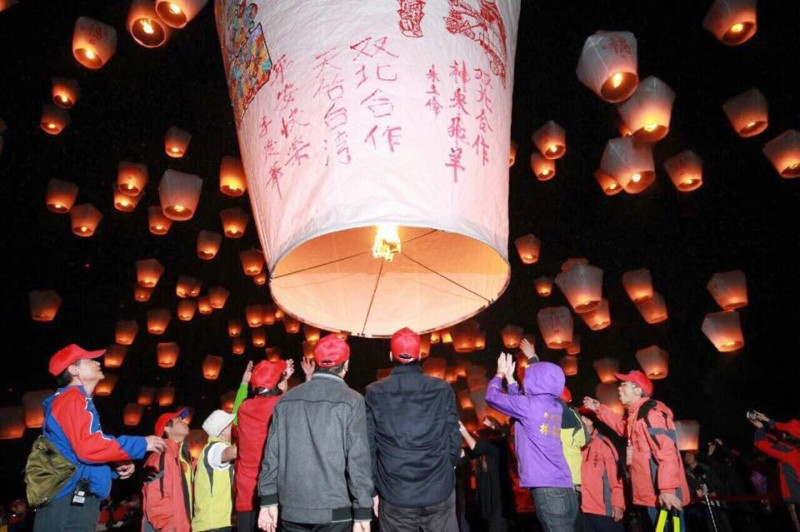 2016年元宵節，北北基3位首長將齊聚共同施放天燈，對此，環團籲政府應注重活動對環境的傷害。圖為2015年雙北市長共同參與天燈節畫面。   圖：台北市府提供
