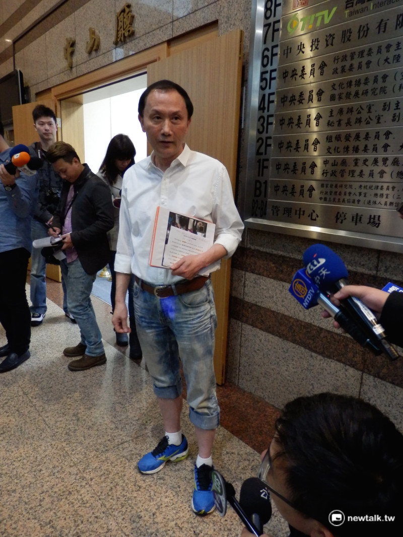國民黨台北市議員李新22日以捲袖、捲褲管的造型，完成黨主席補選登記。   圖：符芳碩/攝