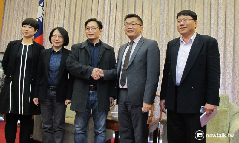 社民黨代表呂欣潔、范雲、陳尚志（由左至右）22日拜會立法院副院長蔡其昌。   圖：林朝億/攝