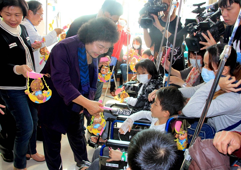 高雄市長陳菊趕在22日元宵節，前往小港醫院探視病童，致贈「高雄猴」小提燈，希望孩子能早日康復、充滿活力。   圖：高雄市政府提供
