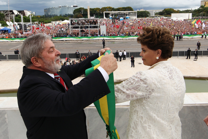 巴西前總統魯拉（左）在卸任前，將巴西交到現任總統羅賽芙手上，如今卻因石油公司醜聞，雙雙陷入風暴。   圖：翻攝魯拉研究所官網