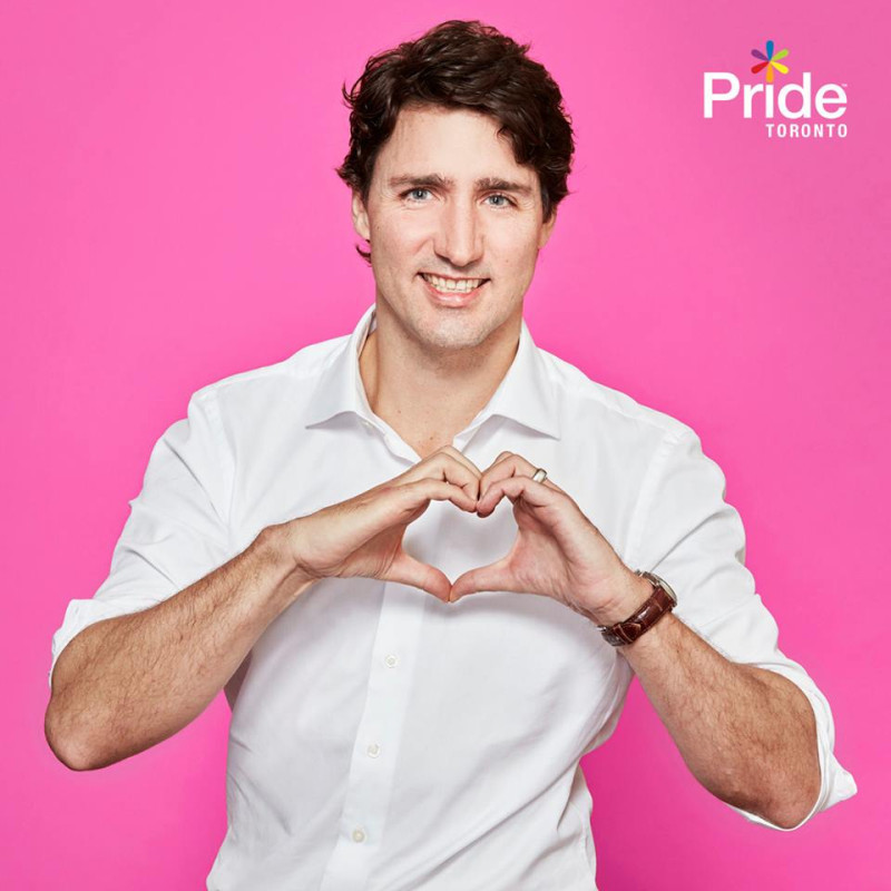 加拿大總理杜魯道大方比出愛心手勢，為7月的多倫多同志大遊行活動拍攝宣傳照。   圖：翻攝多倫多同志大遊行臉書