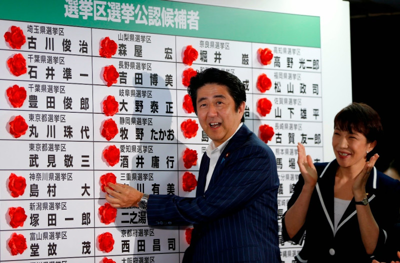 根據日本一份民調顯示，71.1%的大學生會參加今年夏季參議院選舉的投票，顯示日本年輕人越來越關心政治。圖為2013年參議院選舉開票情形。   圖片來源：達志影像/路透社資料照片