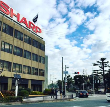 日本夏普公司25日召開臨時董事會，決定接受台灣鴻海公司的重建方案。   圖：翻攝夏普推特