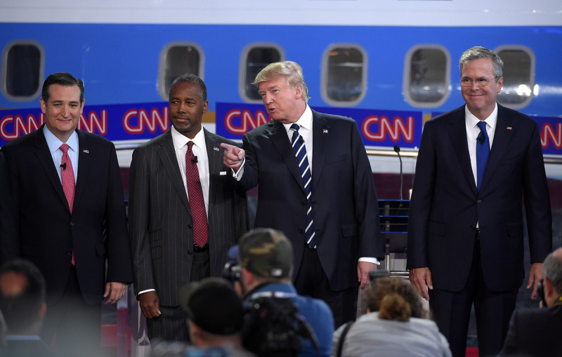 角逐共和黨總統初選的德州參議員克魯茲(左一)、醫生卡森(左二)以及地產大亨川普(右二)。右為退出選舉的傑布布希。   圖：達志影像/美聯社資料照片