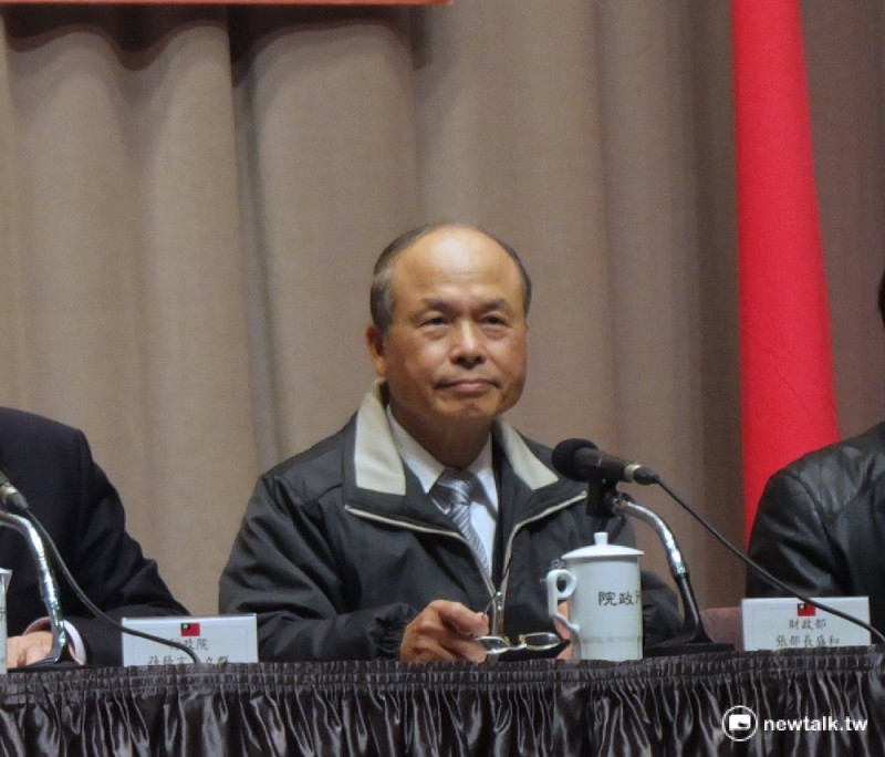 針對鴻海將收購夏普，財政部長張盛和表示樂觀其成。   圖：翁嫆琄/攝