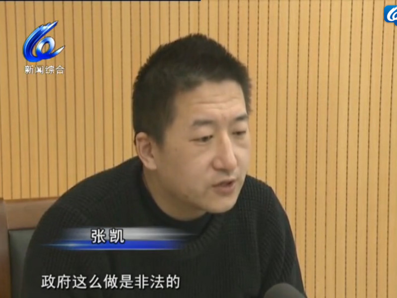 北京維權律師張凱一臉疲憊，在電視上公開「認罪」，承認主導宗教非法事件。   圖：翻攝溫州電視台
