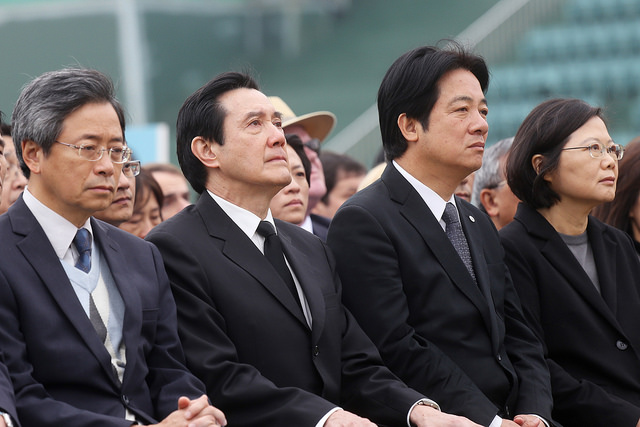 總統馬英九及民進黨主席蔡英文27日都赴台南地震罹難者聯合奠祭暨追思會，兩人一左一右坐在台南市長賴清德旁邊。   圖：總統府提供