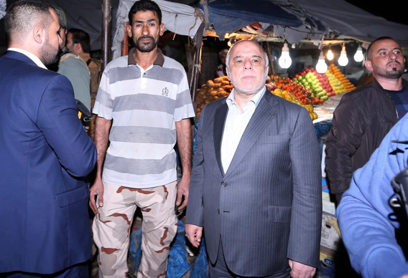伊拉克總理阿巴迪（中著西裝者）前往巴格達爆炸案的市場巡視，並了解案情。   圖：翻攝阿巴迪臉書