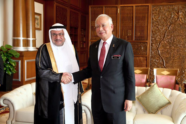 馬來西亞總理納吉布（右）與沙烏地國家人士關係良好，大馬官方一直聲稱巨額捐款來自沙烏地王室，與1MBD無關。   圖：翻攝納吉布臉書
