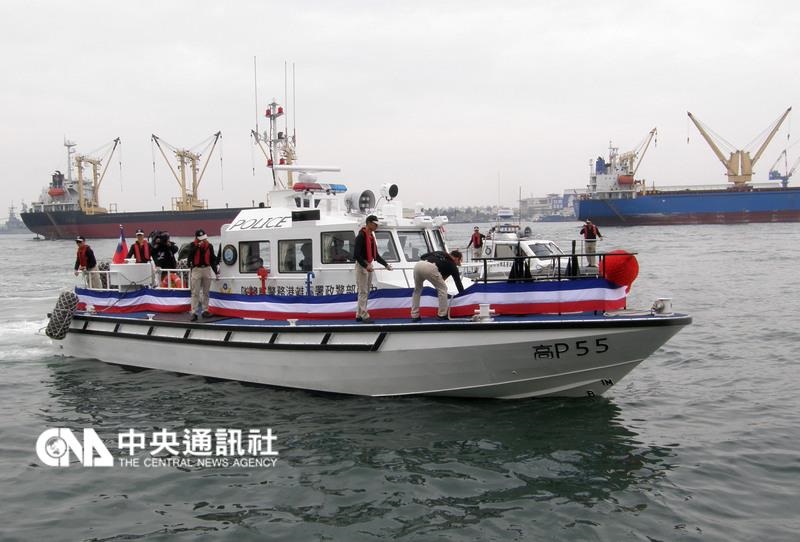 高雄港務警察總隊新造的警艇「高P55號」3日啟用，配備新式三合一GPS及熱像儀等高科技配備，增添高雄港區打擊不法的生力軍。    圖：中央社
