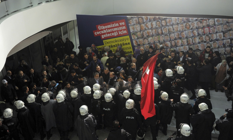 土耳其警方進入該國發行量最大的「時代報」辦公大樓。   圖片來源：達志影像/美聯社