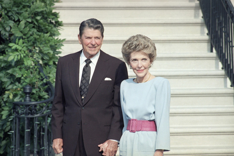 美國故總統雷根與夫人南西恩愛形象深植人心，如今南西逝世，將與丈夫同眠。圖為1986年，2人在美國白宮的合影。   圖：達志影像/美聯社